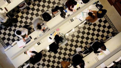 Foto di studenti in biblioteca