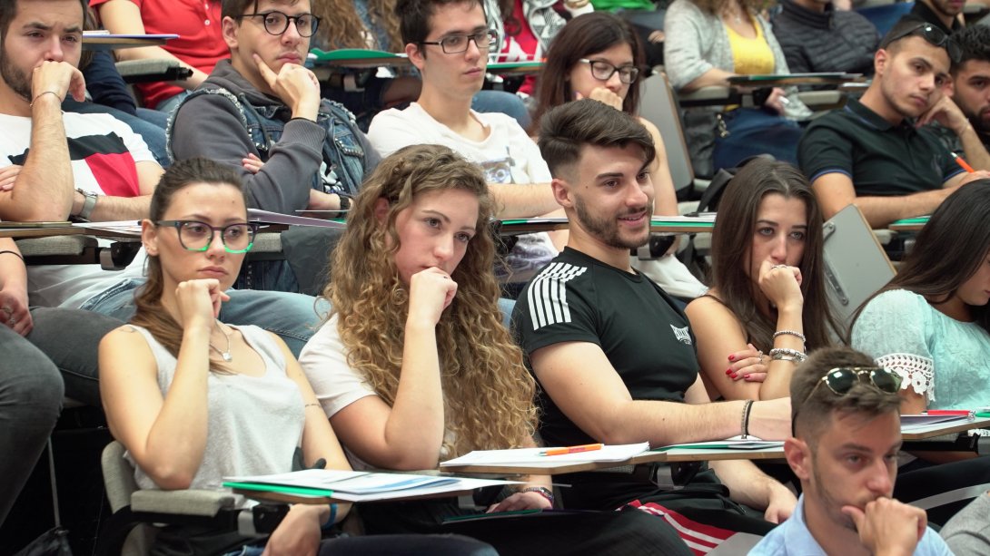 Foto di studenti in aula